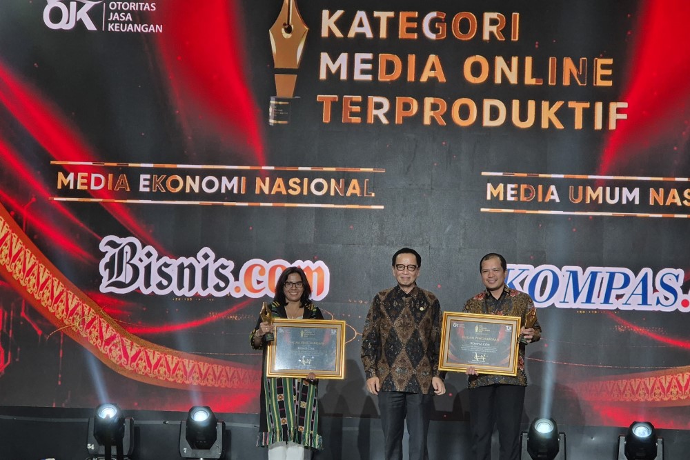 Bisnis Indonesia Group Raih Tiga Penghargaan Prestisius dari OJK